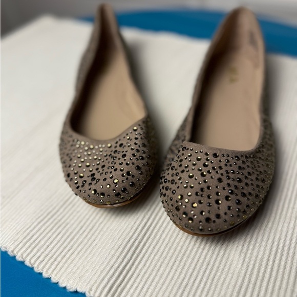 MIA Tan and Gold (Bronze) Flats - Picture 1 of 10
